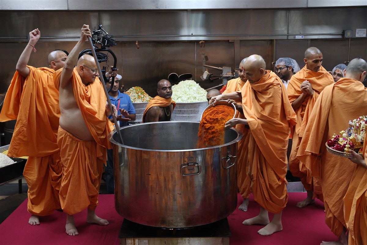 Swamishri makes khichdi which was served to the devotees during HH Pramukh Swami Maharaj's Asthipushpa Visarjan later in the evening
