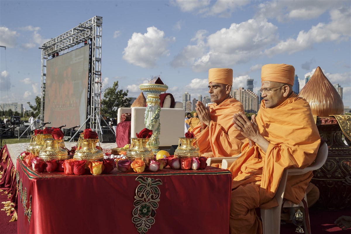 Pujya Anandswarupdas Swami and Pujya Yagnavallabhdas Swami perform the Asthipushpa Pujan