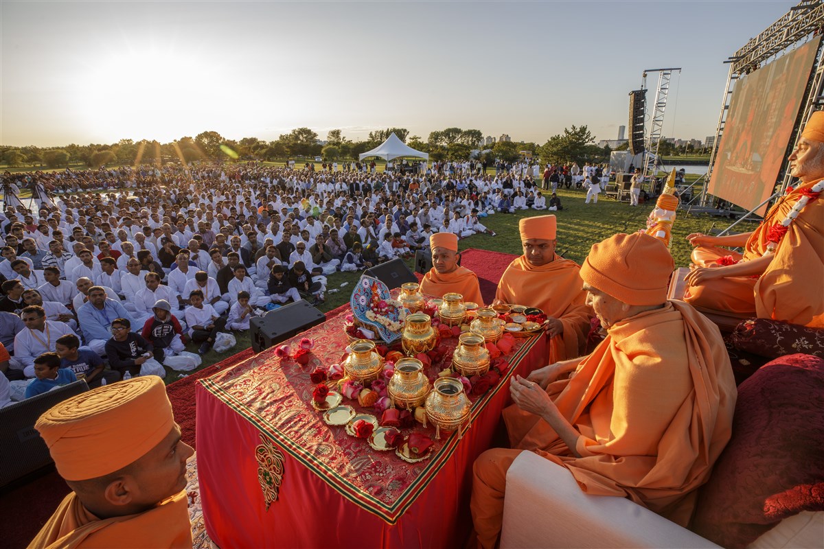 Swamishri performs the Asthipushpa Pujan on the banks of the Hudson River