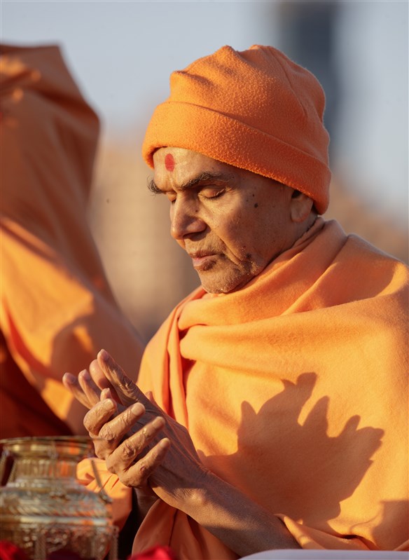 Swamishri engaged in prayers 