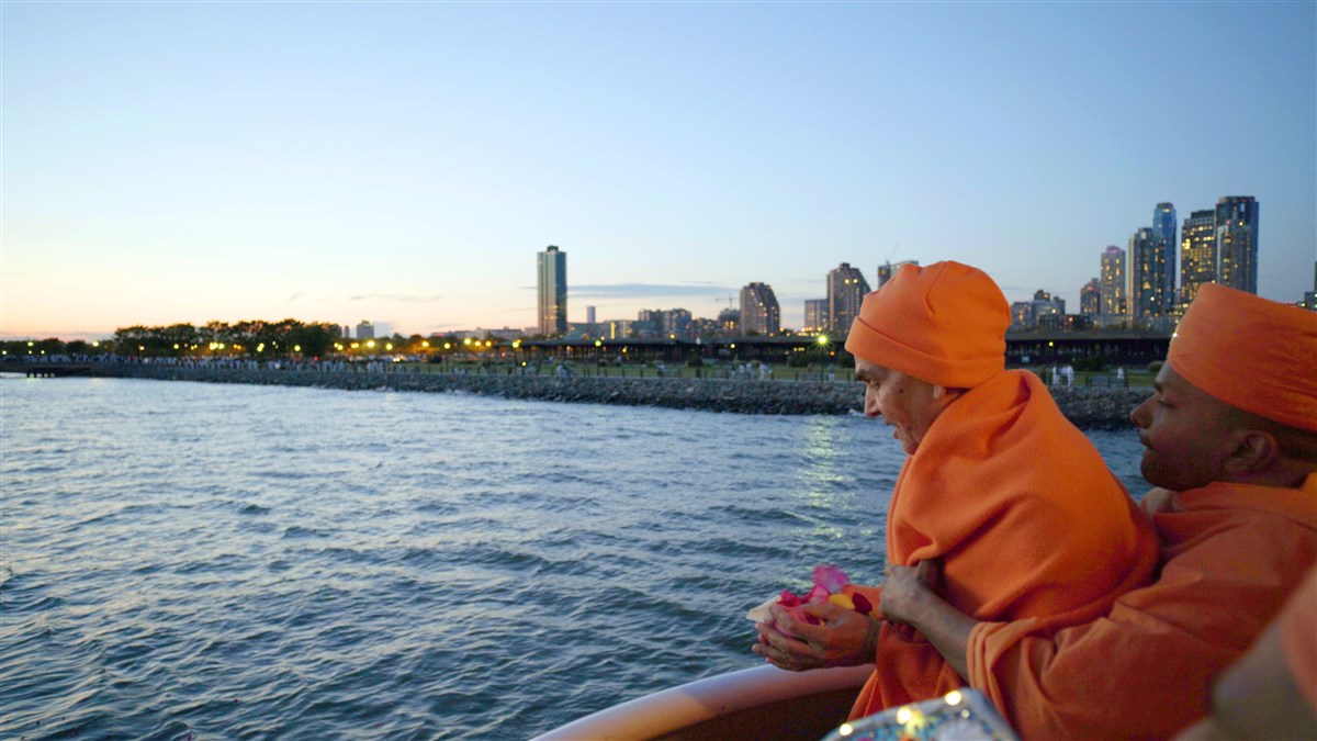 Swamishri performs the Asthipushpa Visarjan of His Holiness Pramukh Swami Maharaj on the banks of Hudson river, New York