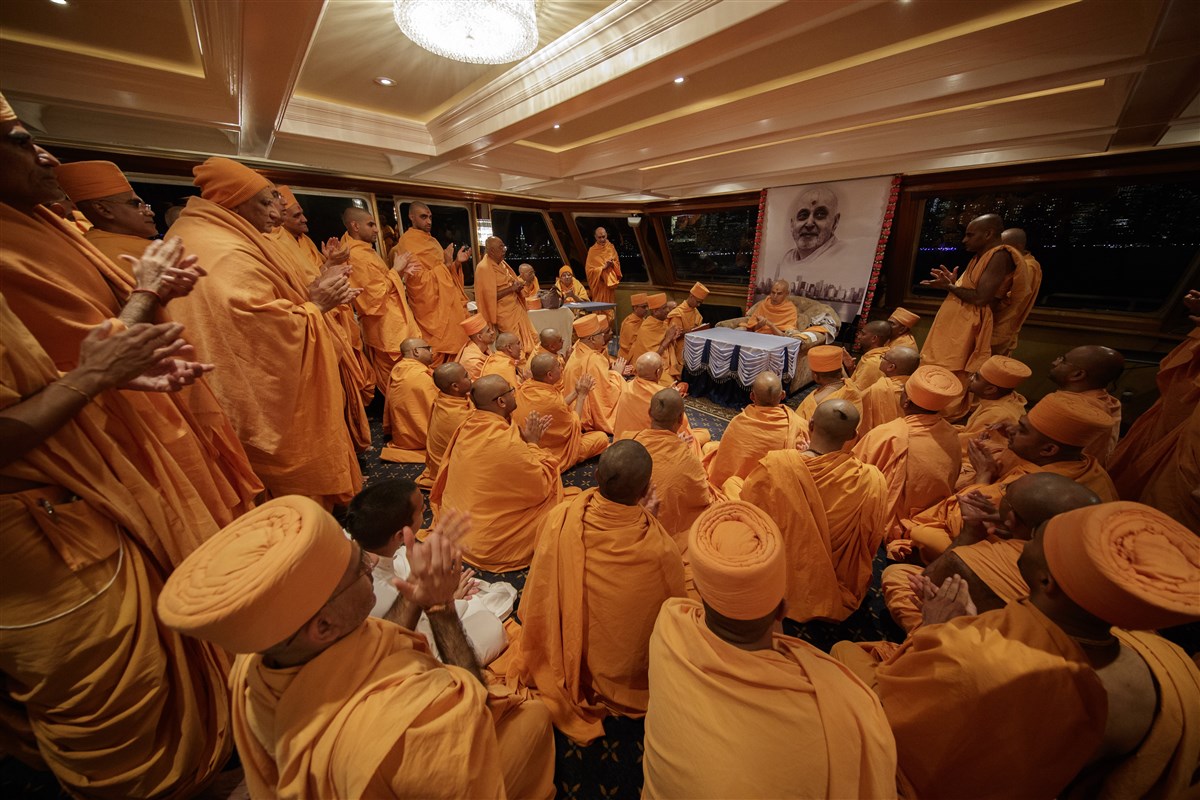 Swamishri and Swamis engrossed in prayers