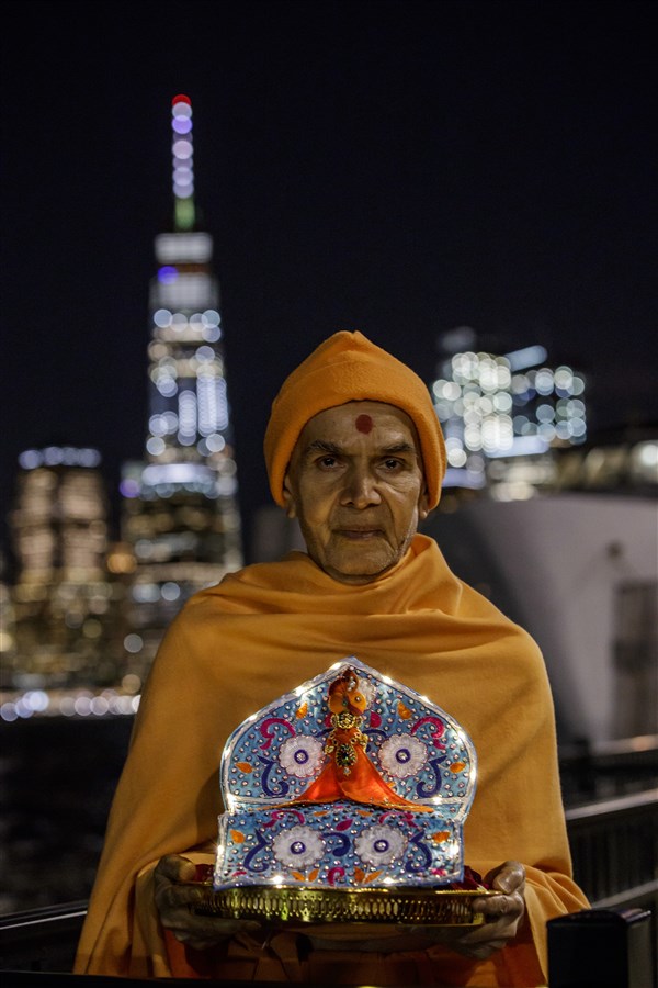 Swamishri with Shri Harikrishna Maharaj on the banks of the Hudson River