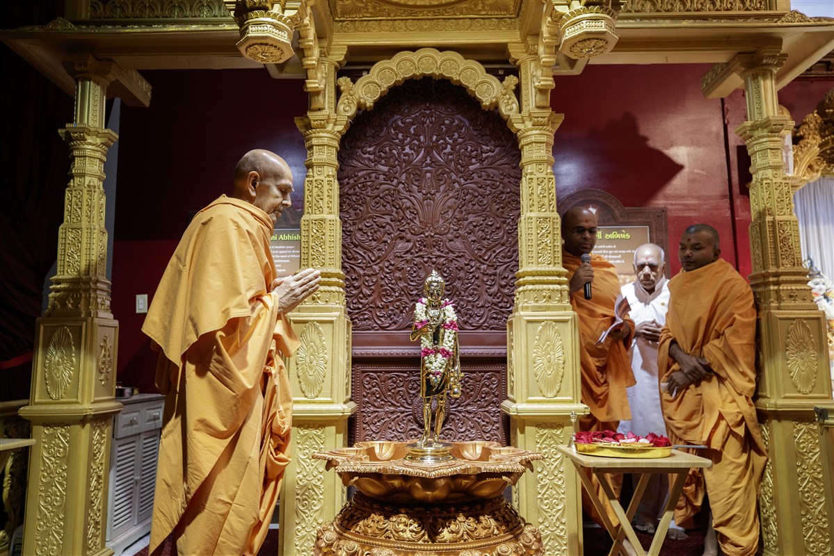 Swamishri engrossed in the darshan of Shri Nilkanth Varni Maharaj