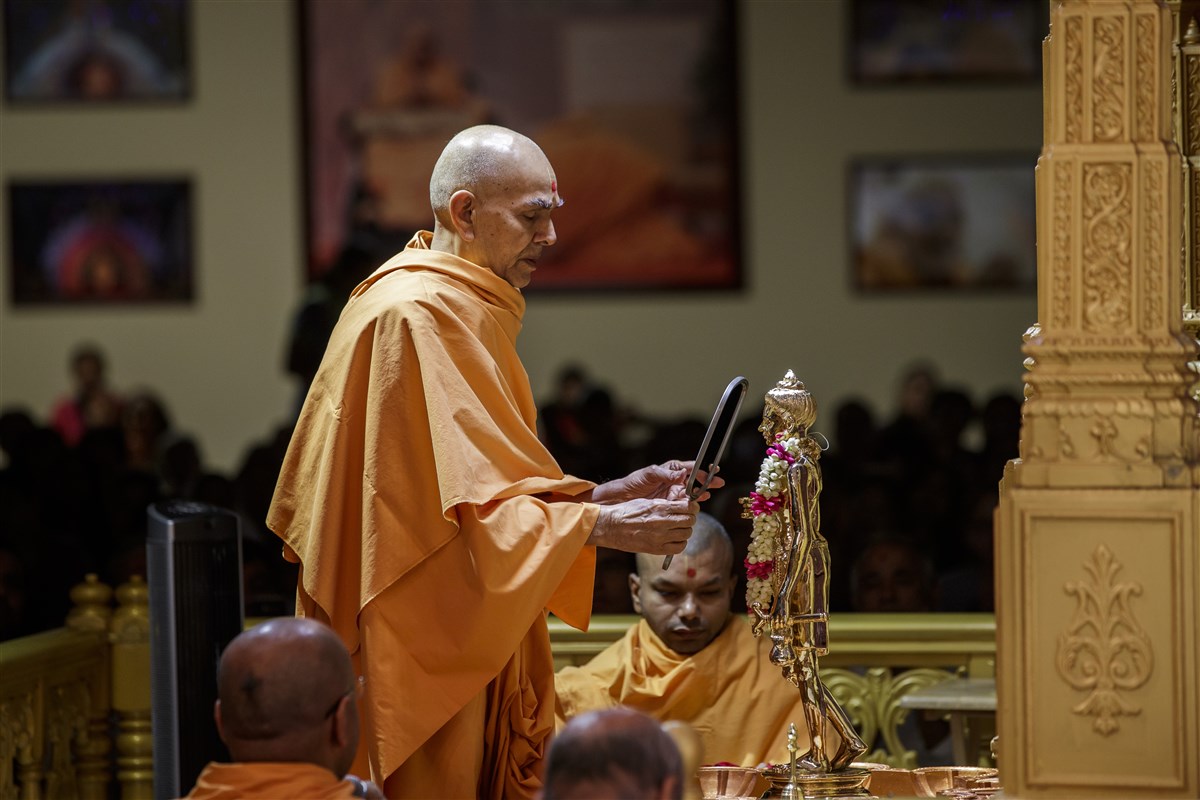 Swamishri performs pratishtha ceremony of Shri Nilkanth Varni Abhishek Murti
