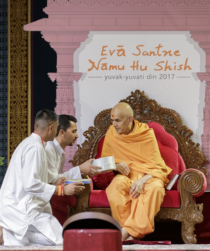 Swamishri interacts with youths