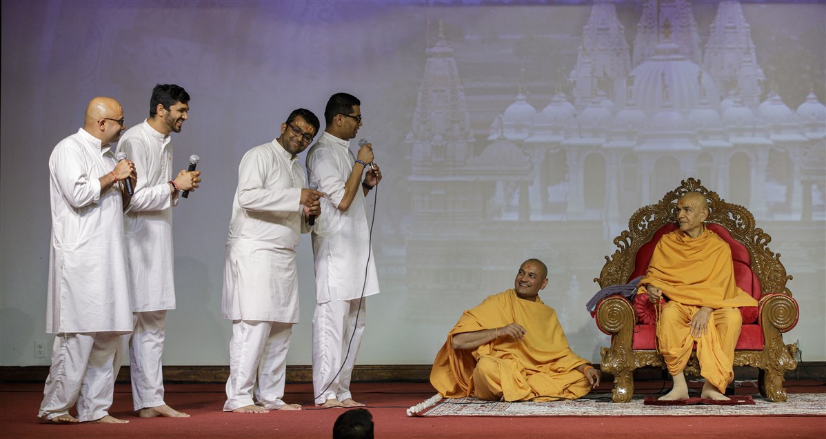 Swamishri engaged in the Yuvak-Yuvati Din program