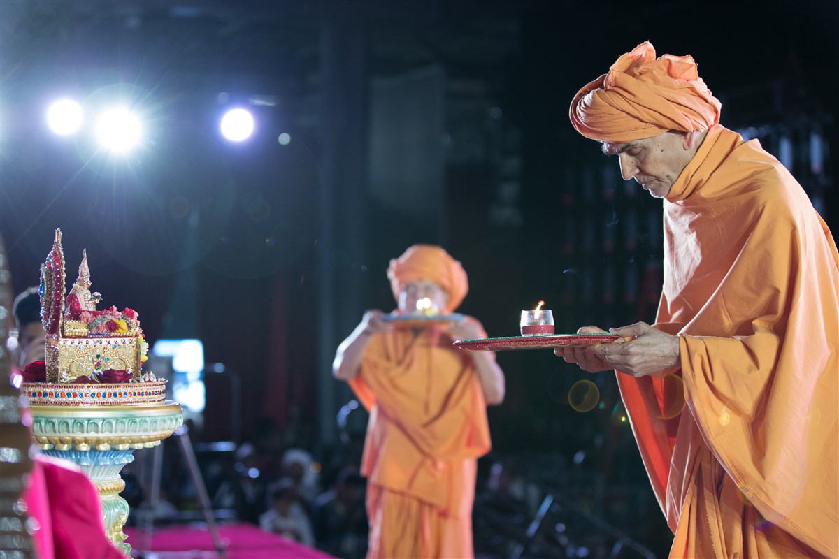 Swamishri and Pujya Ishwarcharandas Swami perform the evening arti