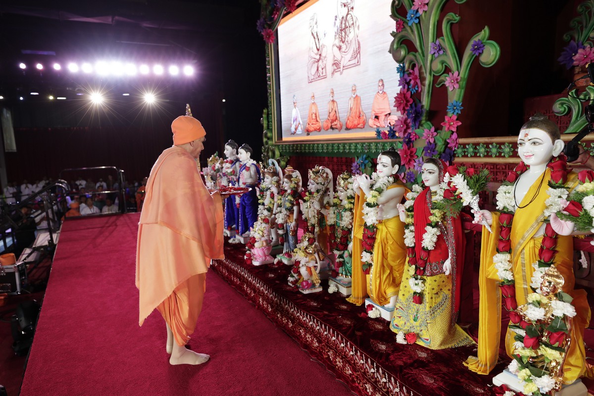 Swamishri performs pratishtha rituals of murtis for BAPS Shri Swaminarayan Mandirs at New Haven, CT; Scranton, PA; Westborough, MA and Crystal Lake, IL