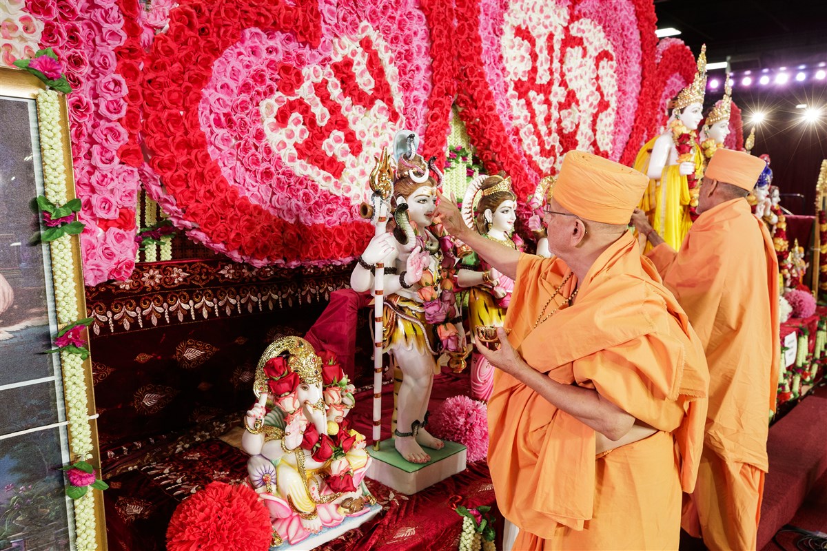 Pujya Ishwarcharandas Swami performs pratishtha rituals for murtis to be consecrated at BAPS Shri Swaminarayan Mandir in Northern Virginia