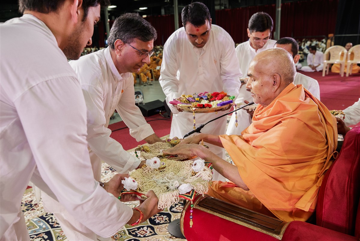 Swamishri sanctifies kanthis for the vartman vidhi of babies