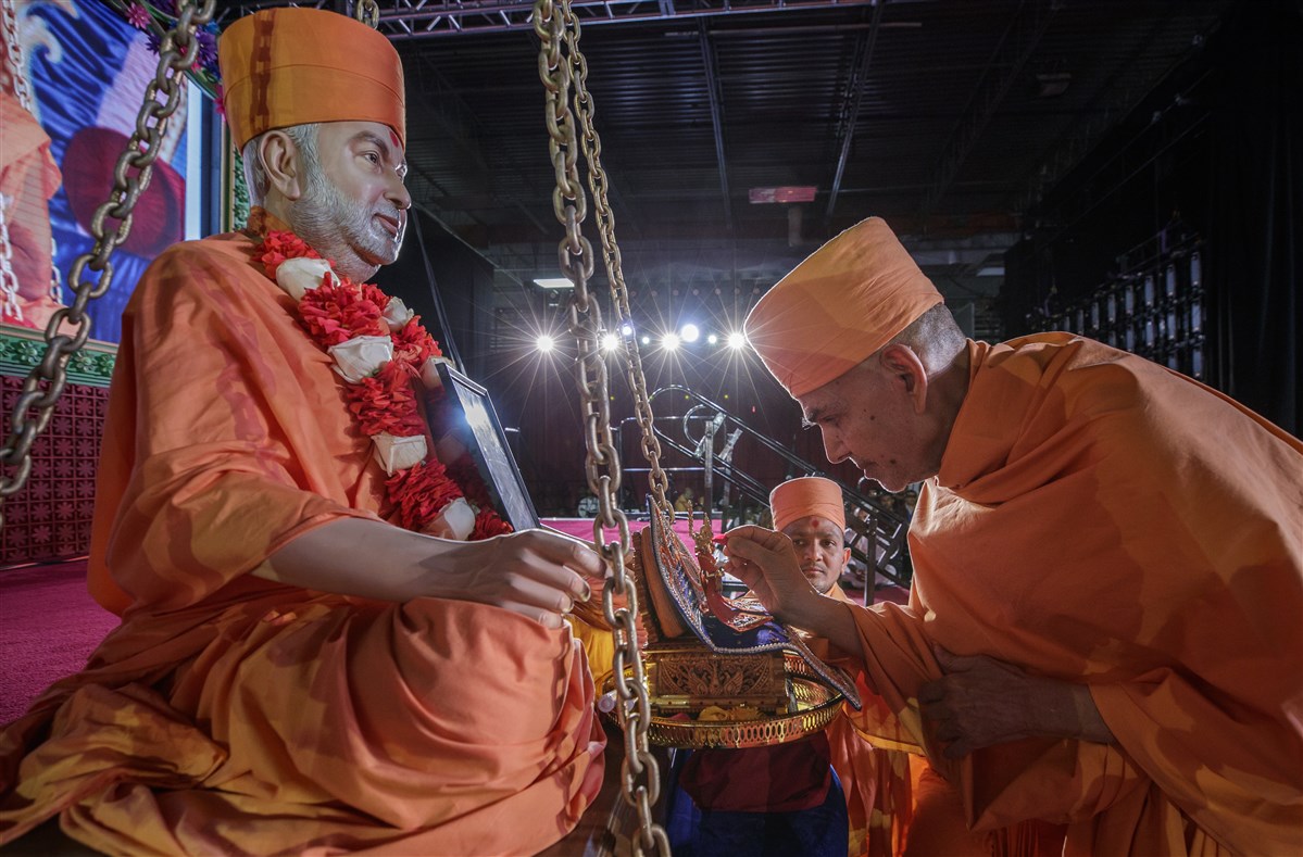 Swamishri engages in pujan of Shri Harikrishna Maharaj
