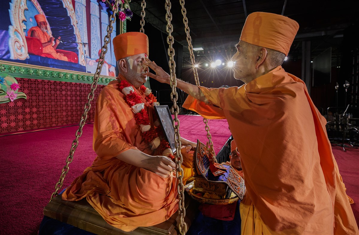 Swamishri engages in pujan of Pramukh Swami Maharaj