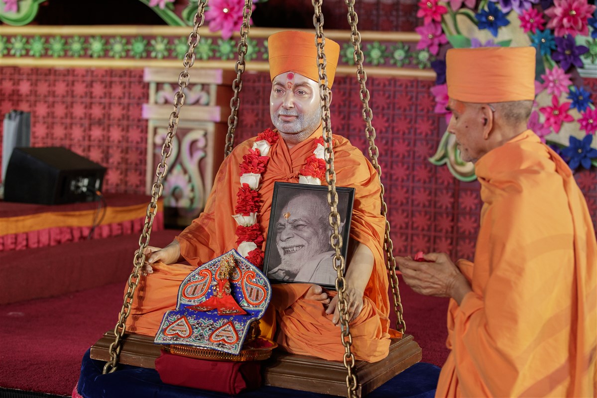 Swamishri engaged in prayers