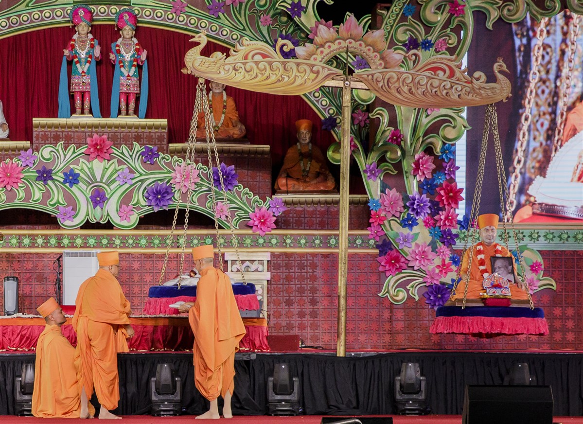 Murti of Pramukh Swami Maharaj is weighed against sugar crystals as a memory of the Platinum Tula Mahotsav in 1991