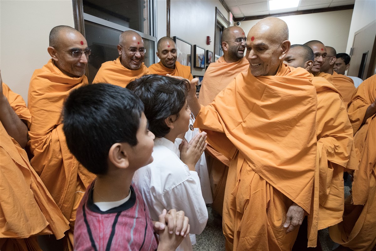 Param Pujya Mahant Swami Maharaj blesses children