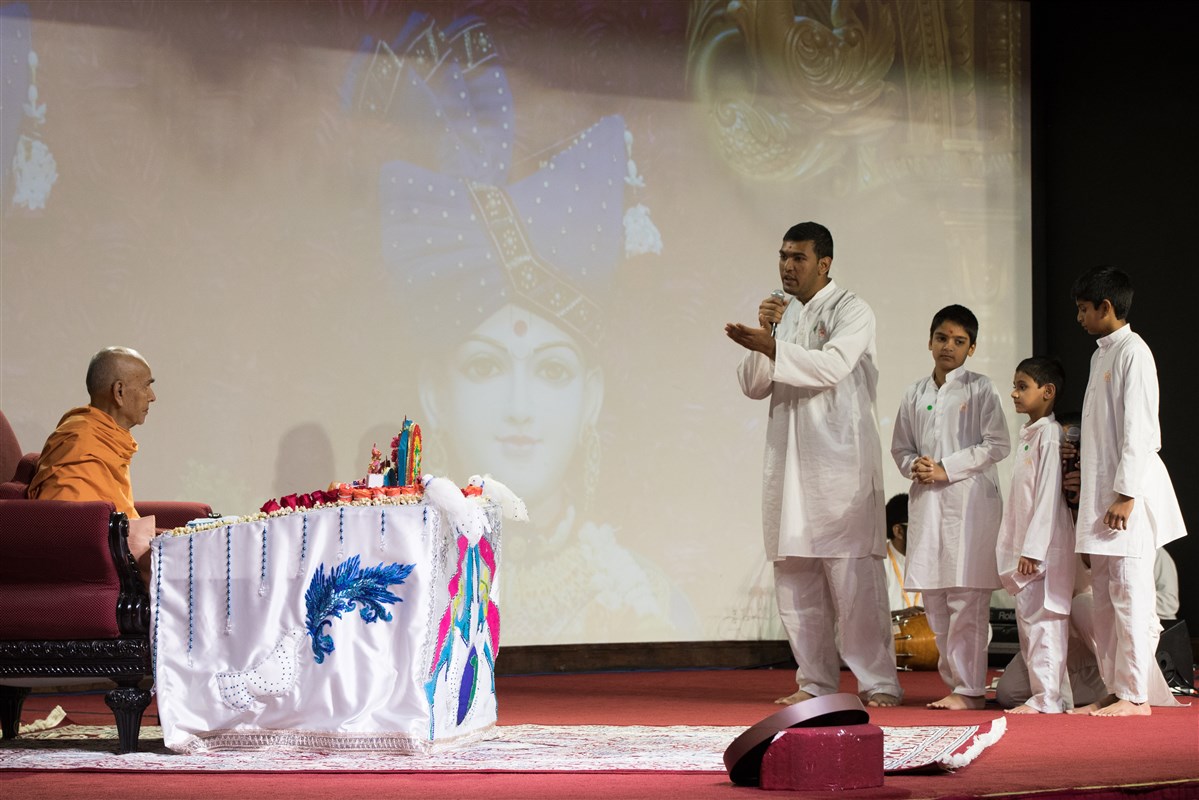Youths recite shlokas before Swamishri during puja