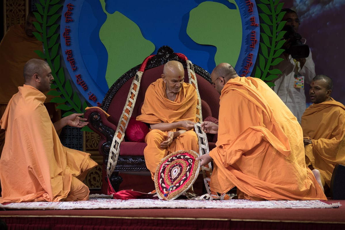 Pujya Bhaktivardhandas Swami and Pujya Purnajivandas Swami garland Swamishri