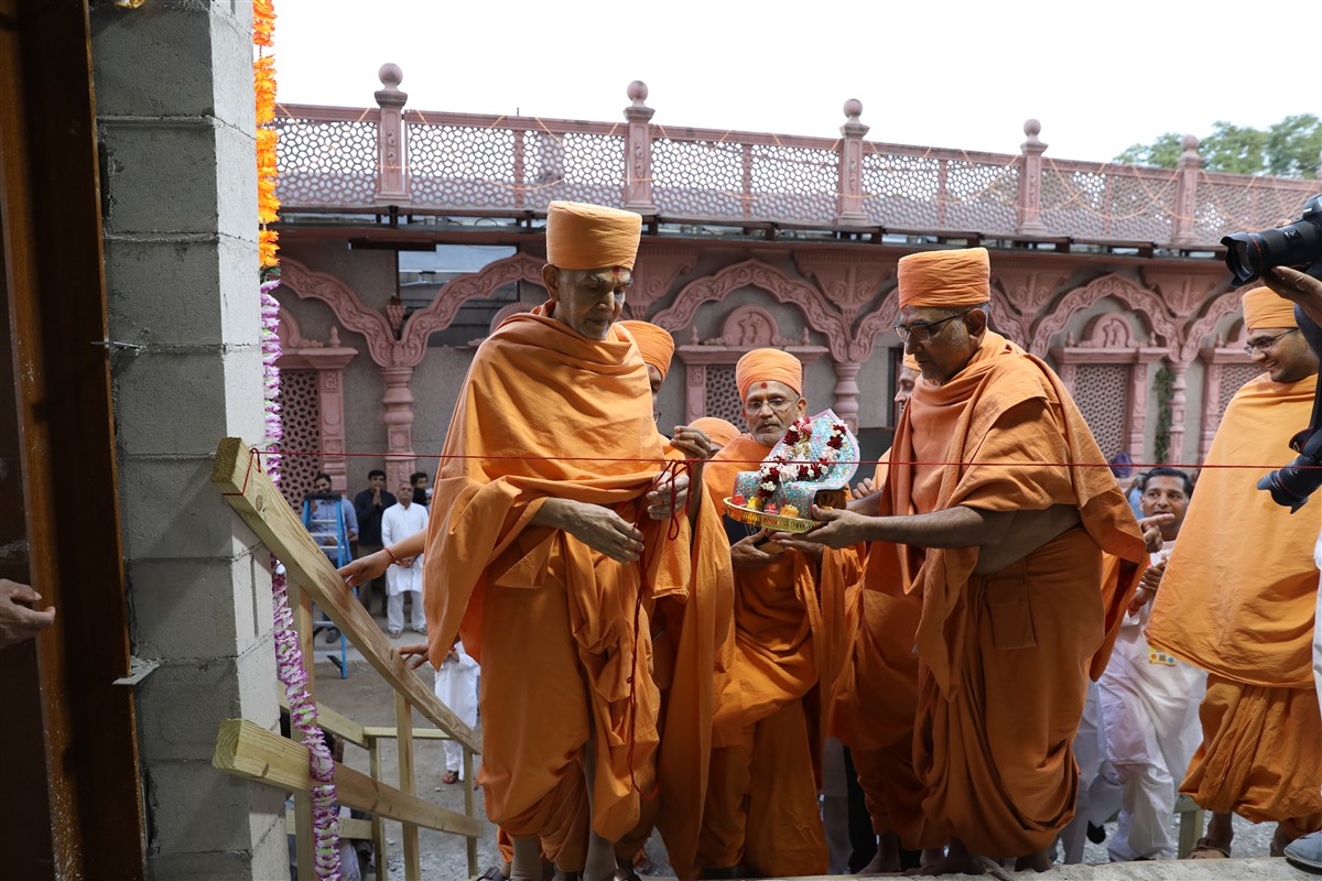 Swamishri performs the Prasad Pravesh of the new BAPS Shri Swaminarayan Mandir, Edison, NJ, USA