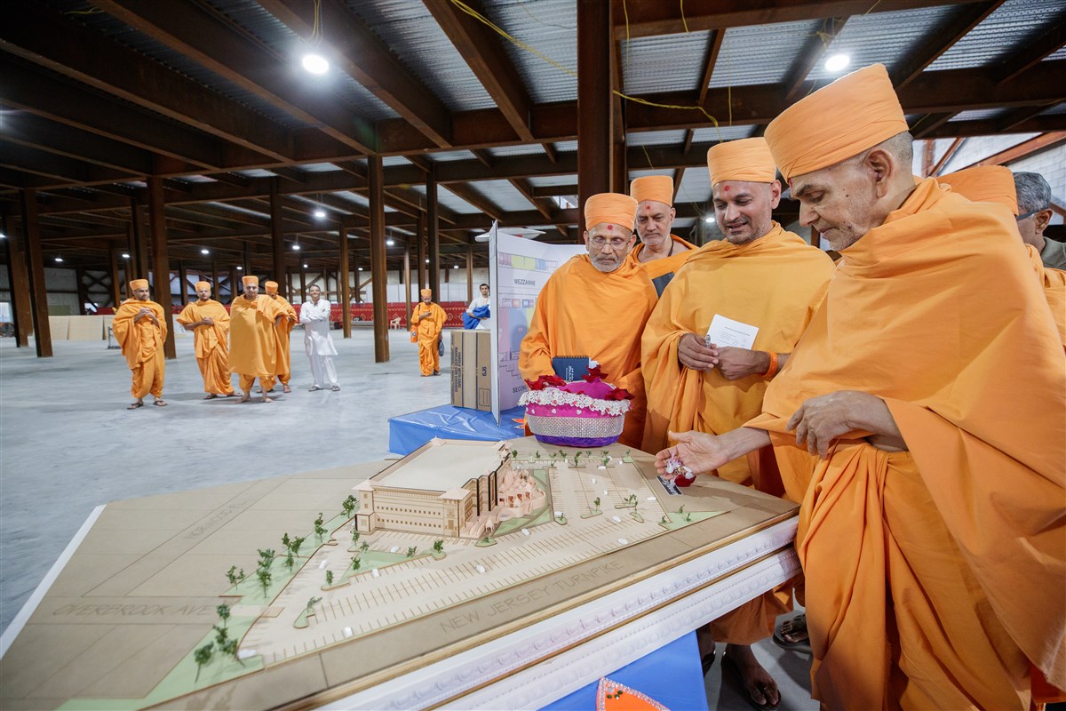 Swamishri blesses construction plans of the new Mandir