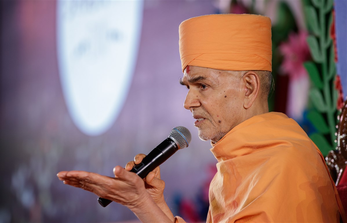 Swamishri addresses the 9/11 Peace Prayer assembly