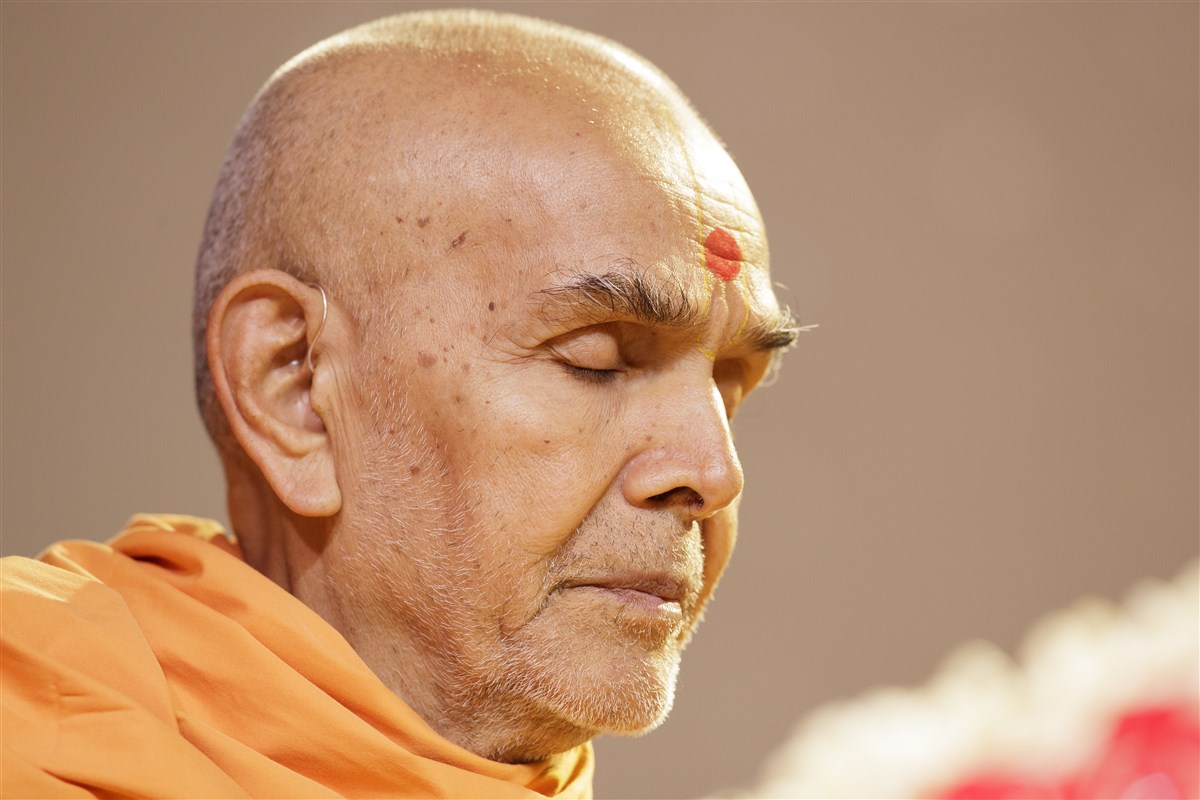 Swamishri meditates during morning puja