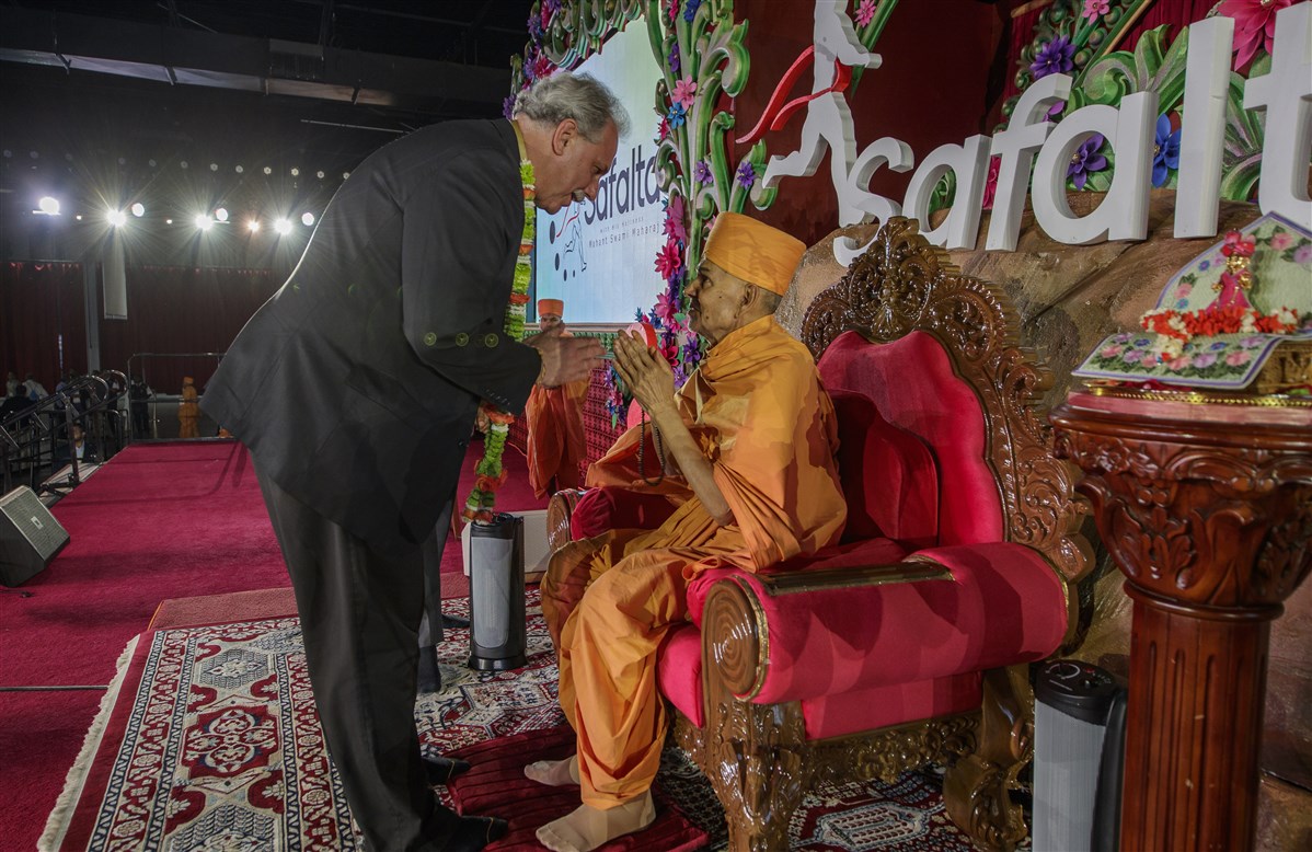 Edison Mayor Thomas Lankey receives blessings from Swamishri