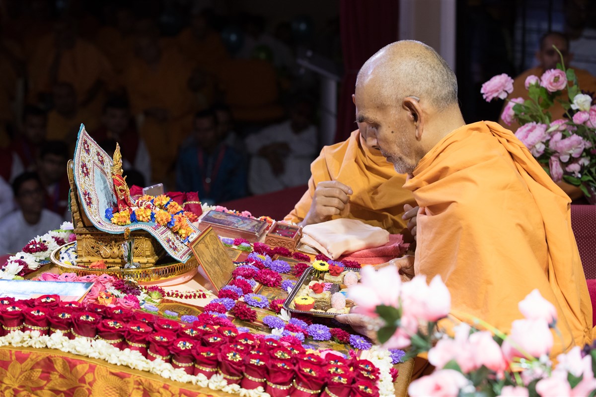 Swamishri offers thal to Thakorji in his puja