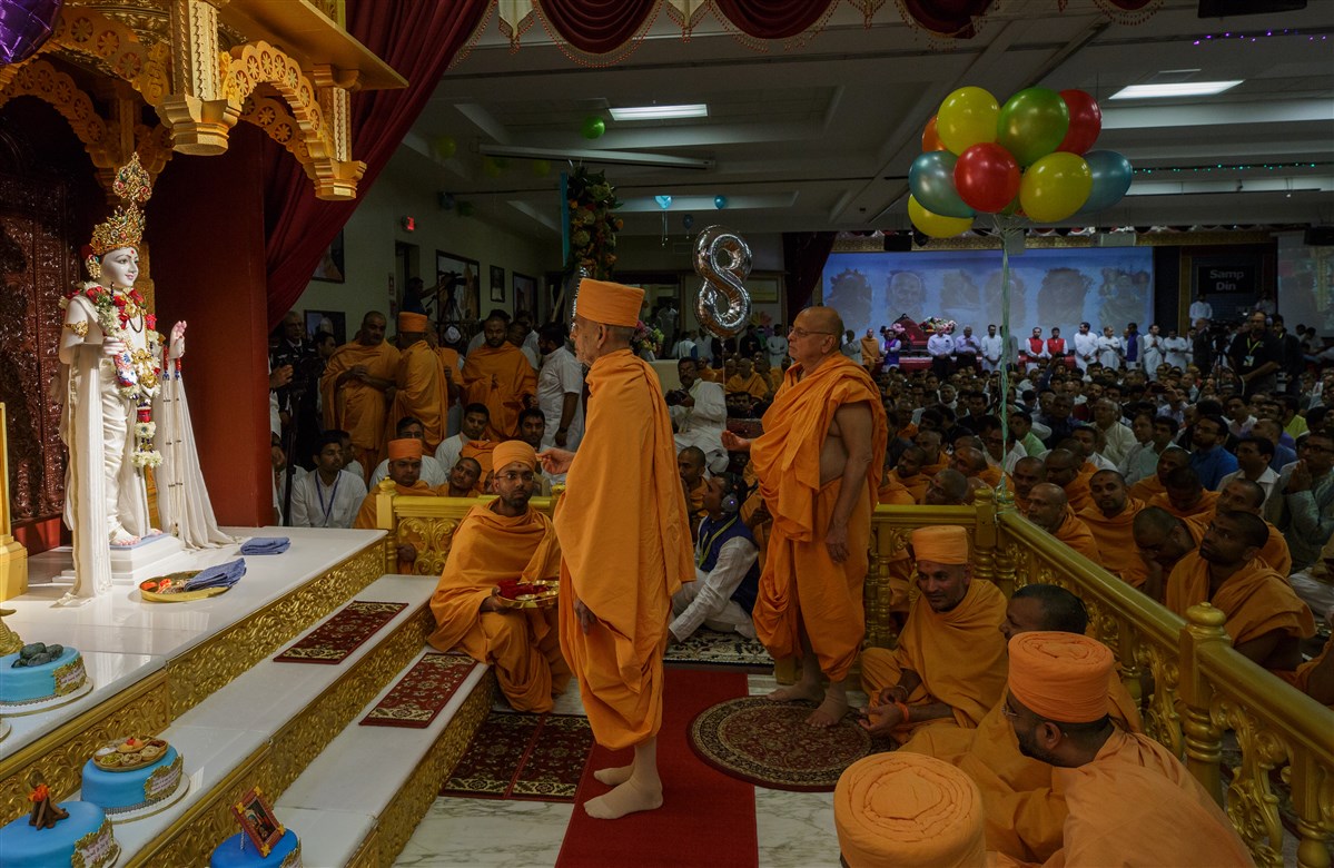 Swamishri performs pratishtha rituals of Shri Ghanshyam Maharaj for the BAPS Shri Swaminarayan Mandir, Edison, NJ