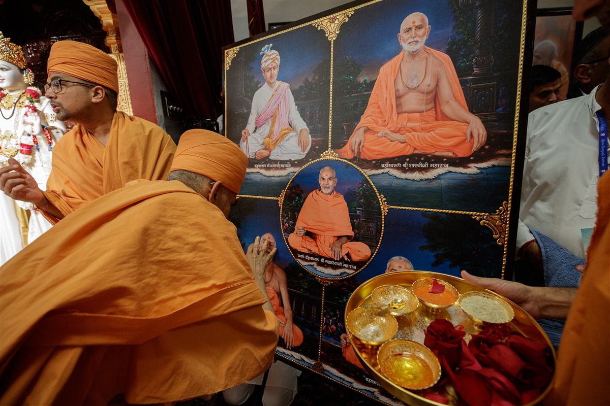 Swamishri performs pratishtha rituals of the Guru Parampara