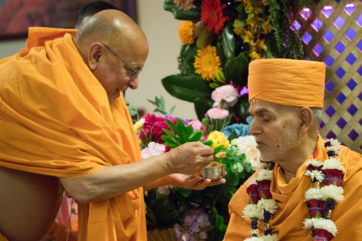 Pujya Ishwarcharandas Swami offers 'shiro' to Swamishri on this auspicious occasion