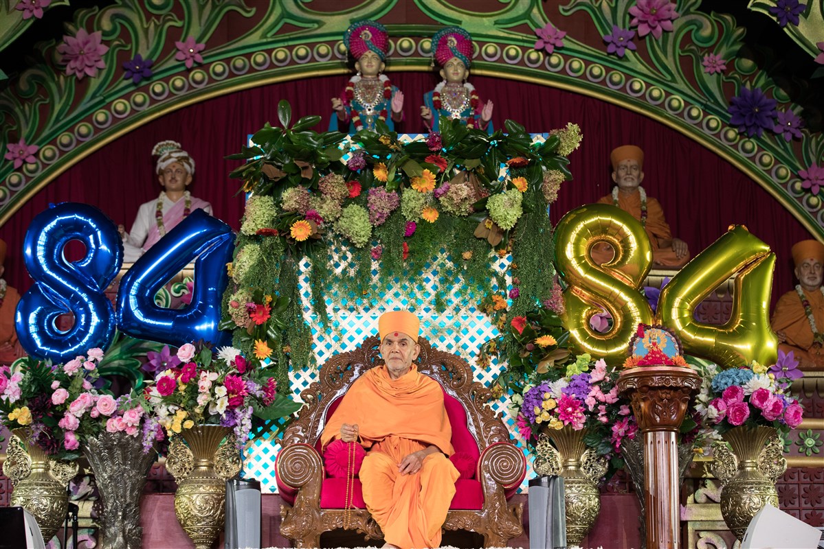 Swamishri in a divine mood during the evening assembly