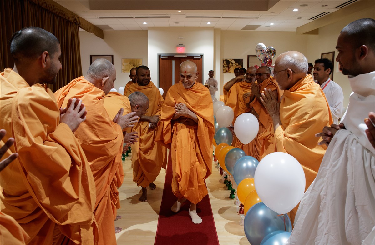 Param Pujya Mahant Swami Maharaj arrives for morning puja on his 84th Birthday