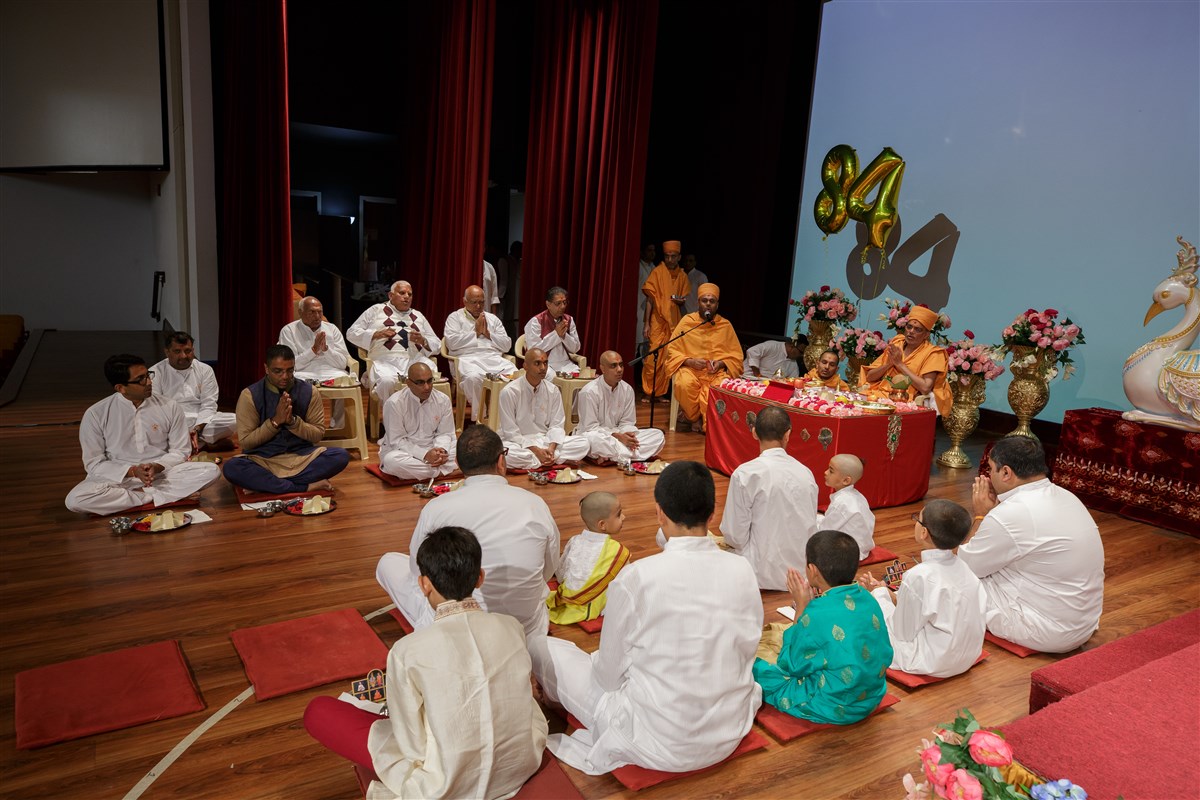 Pujya Narayanmunidas Swami performs diksha mahapuja 