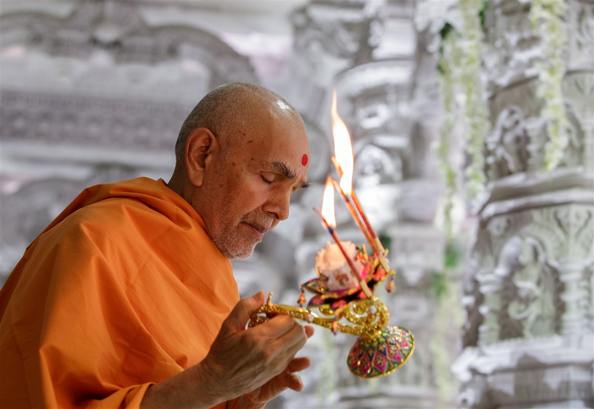 Swamishri engrossed in the morning arti