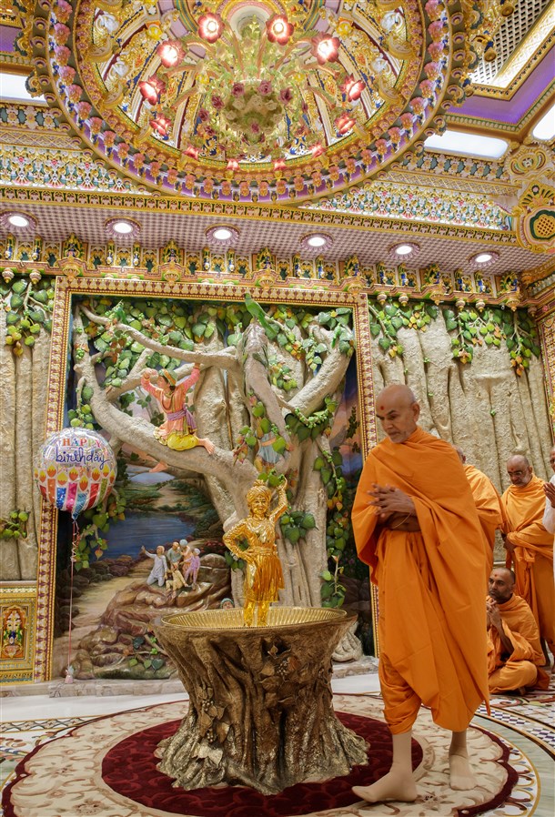 Swamishri performs pradakshina around Shri Ghanshyam Maharaj