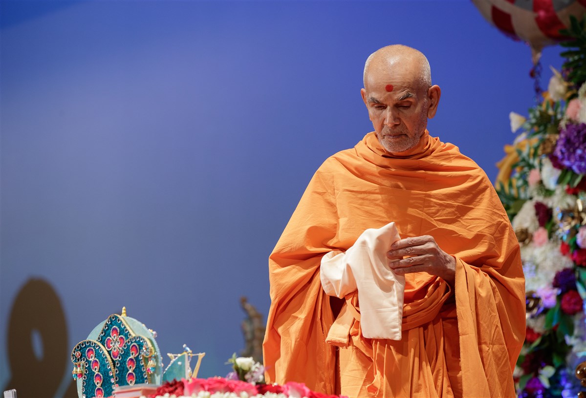 Swamishri performs pradikshina during puja