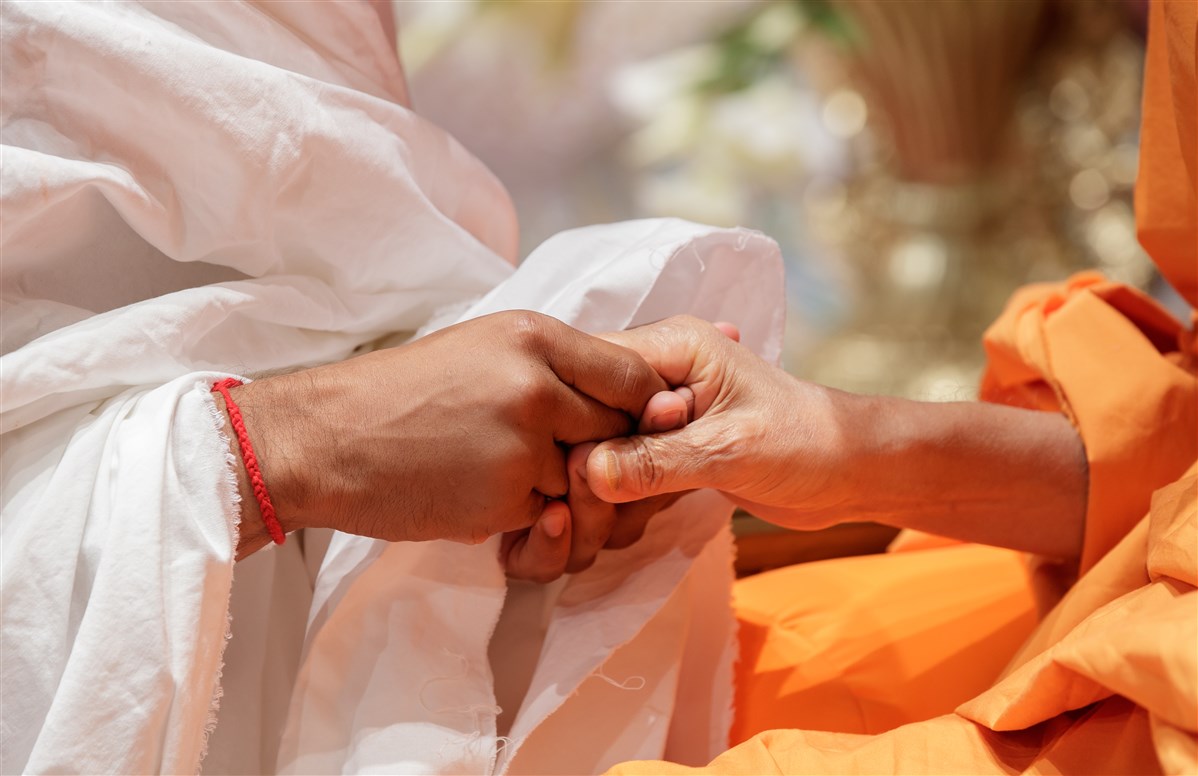 Swamishri gives parshadi diksha