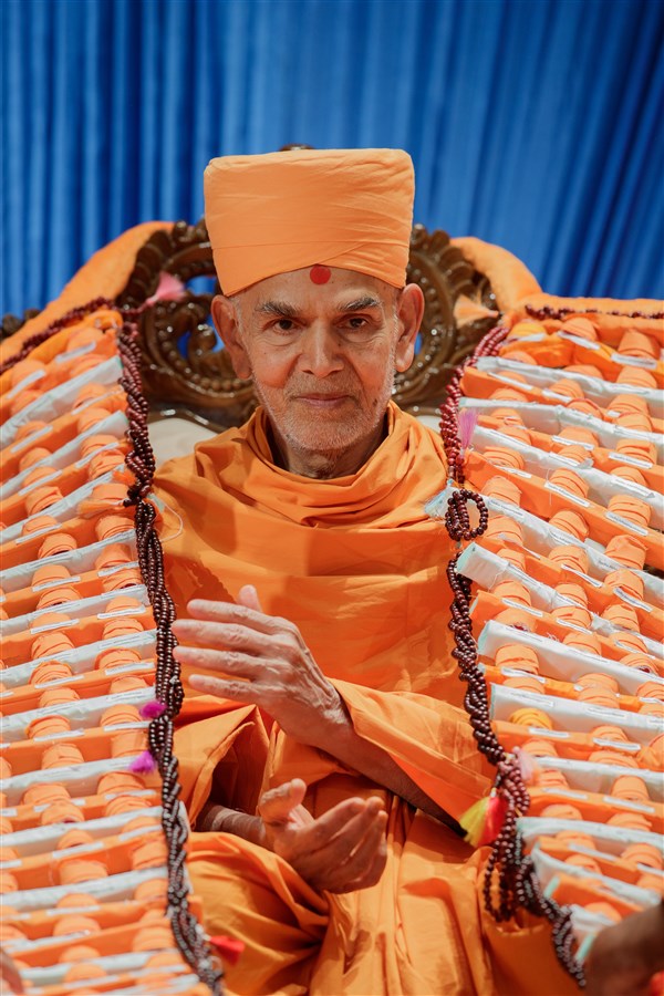 Swamishri is garlanded with a unique garland made of paghs