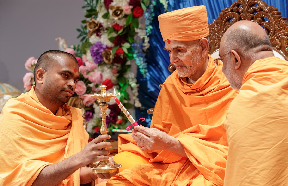 Swamishri performs deep pragatya to inaugurate the Satsang Shibir