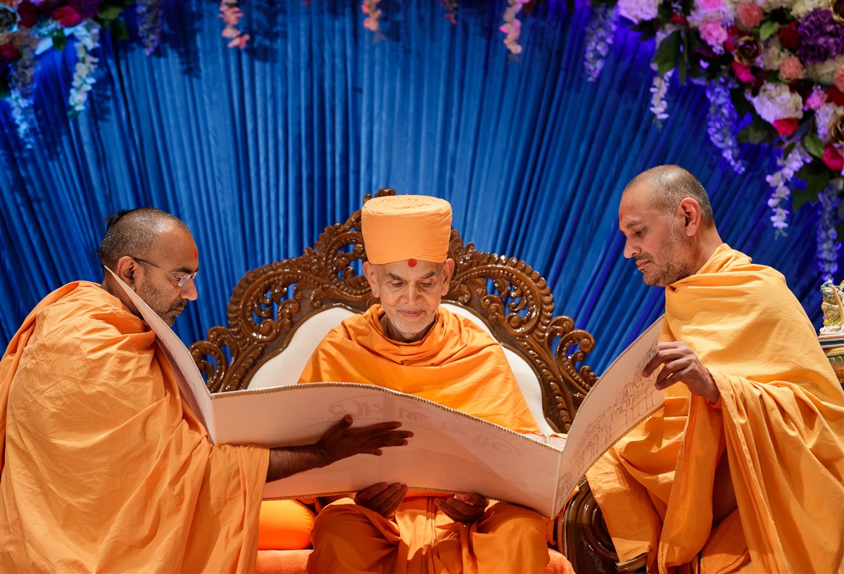 Swamis present Swamishri with a card