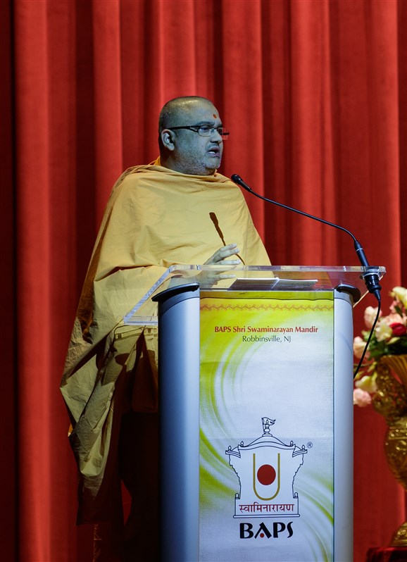 Mahamahopadhyaya Pujya Bhadreshdas Swami addresses the assembly
