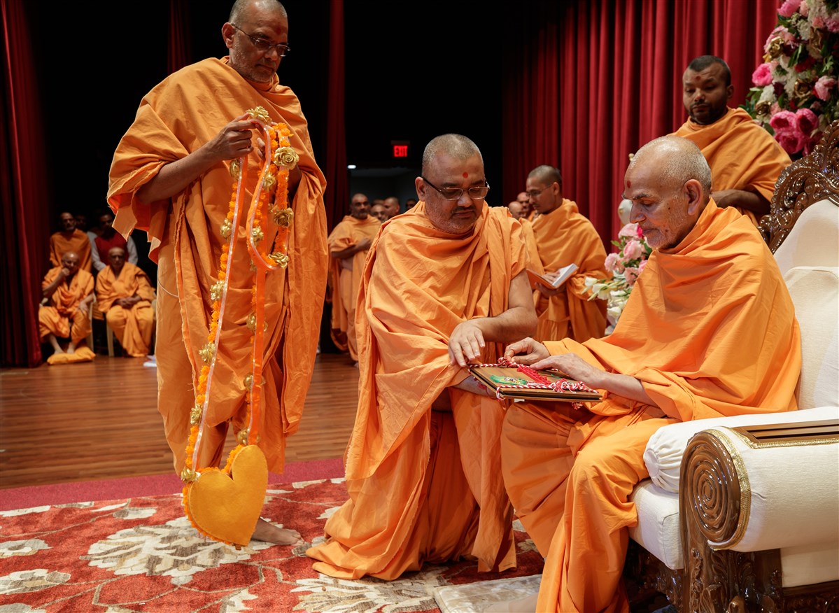 Swamis garland Swamishri