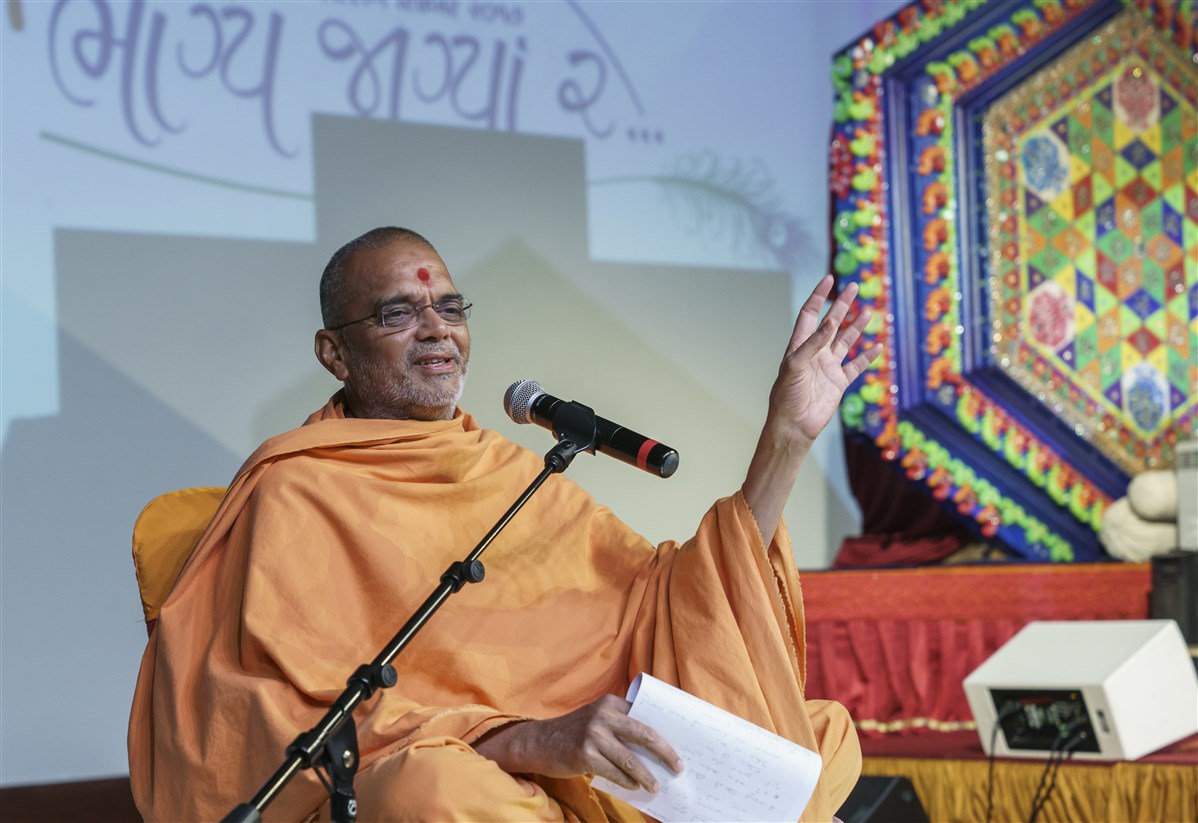Pujya Narayanmunidas Swami addresses the assembly