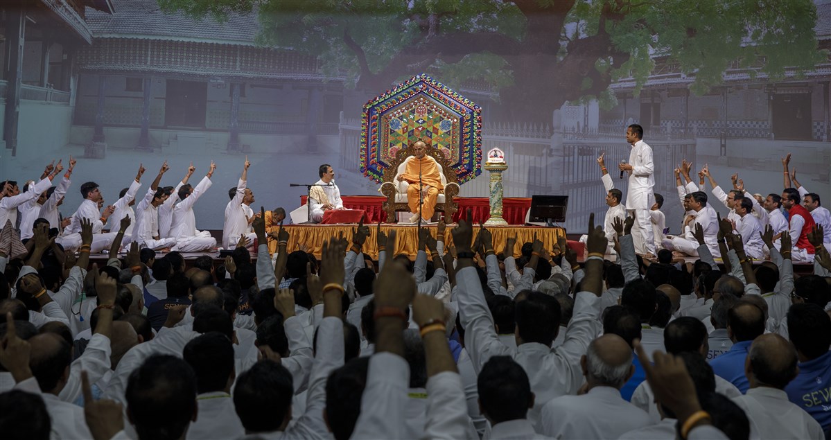 Swamishri interacts with devotees during the evening assembly