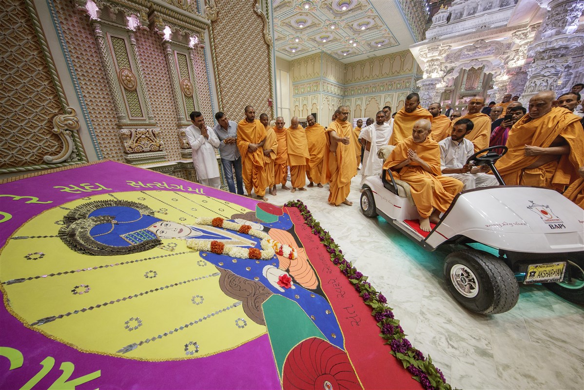 Swamishri appreciates a thematic decoration