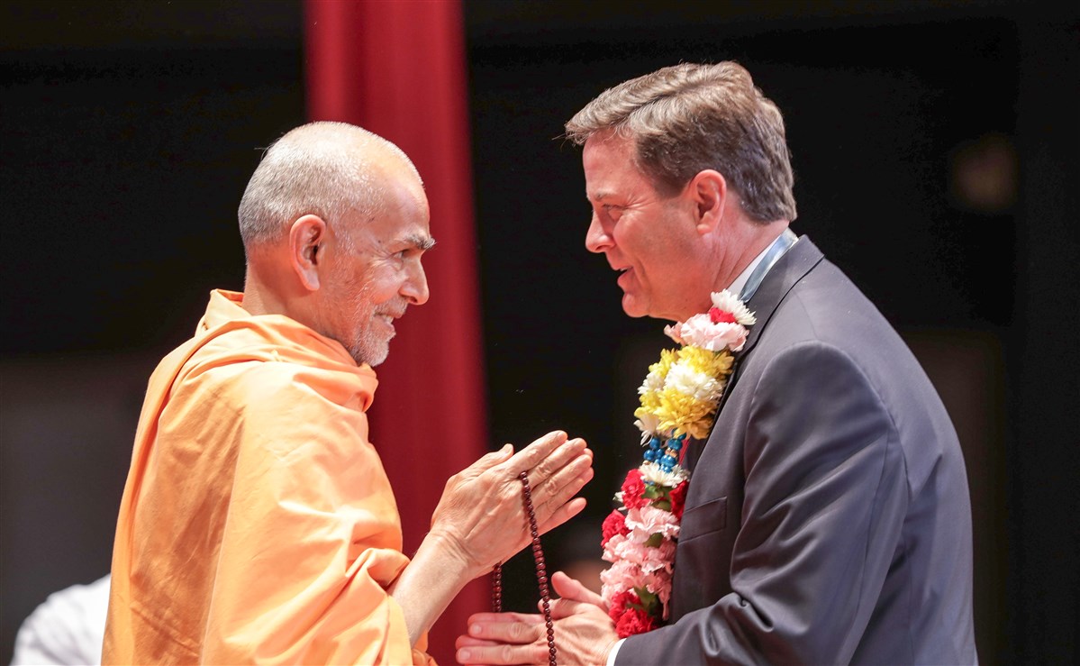 Swamishri blesses U.S. Congressman Donald Norcross