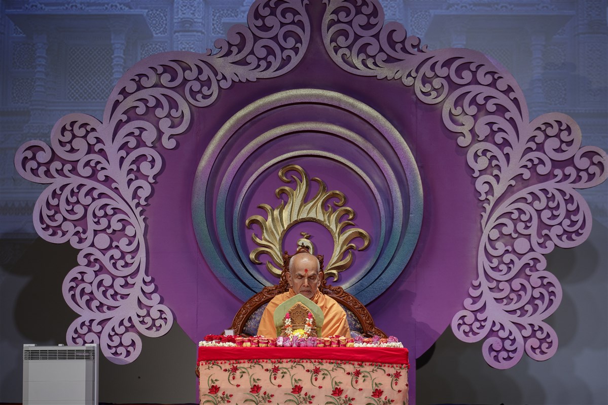 Param Pujya Mahant Swami Maharaj meditates during morning puja