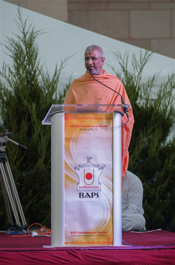 Pujya Aksharvatsaldas Swami addresses the Akshar Purushottam Siddhanth Din assembly