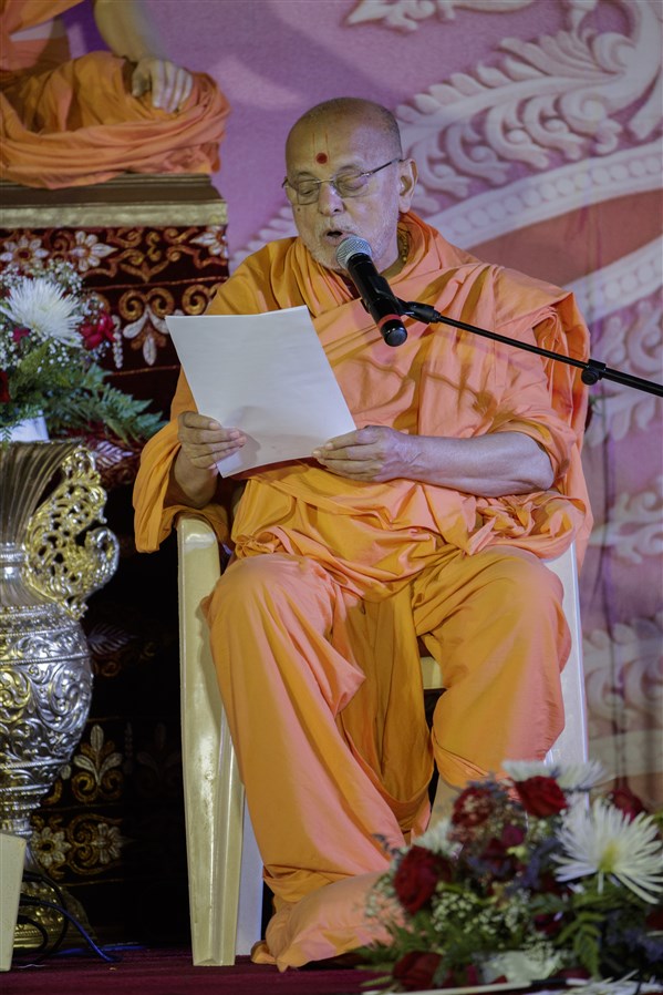 Pujya Ishwarcharandas Swami reads a letter written by Swamishri about the Akshar Purushottam Upasana and the Svāminārāyaṇasiddhāntasudhā – a vādagrantha that offers an exposition, justification, and defence of the Akṣara-Puruṣottama Darśana’s philosophical principles.